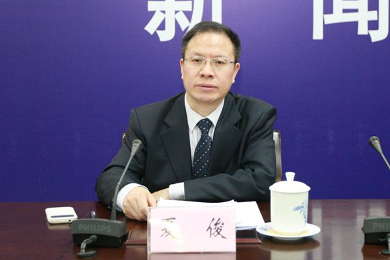 国土资源部办公厅副巡视员夏俊主持新闻发布会